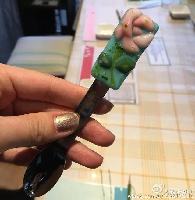 击剑用品与手工制作的比较，热熔胶与纸板的魅力对决